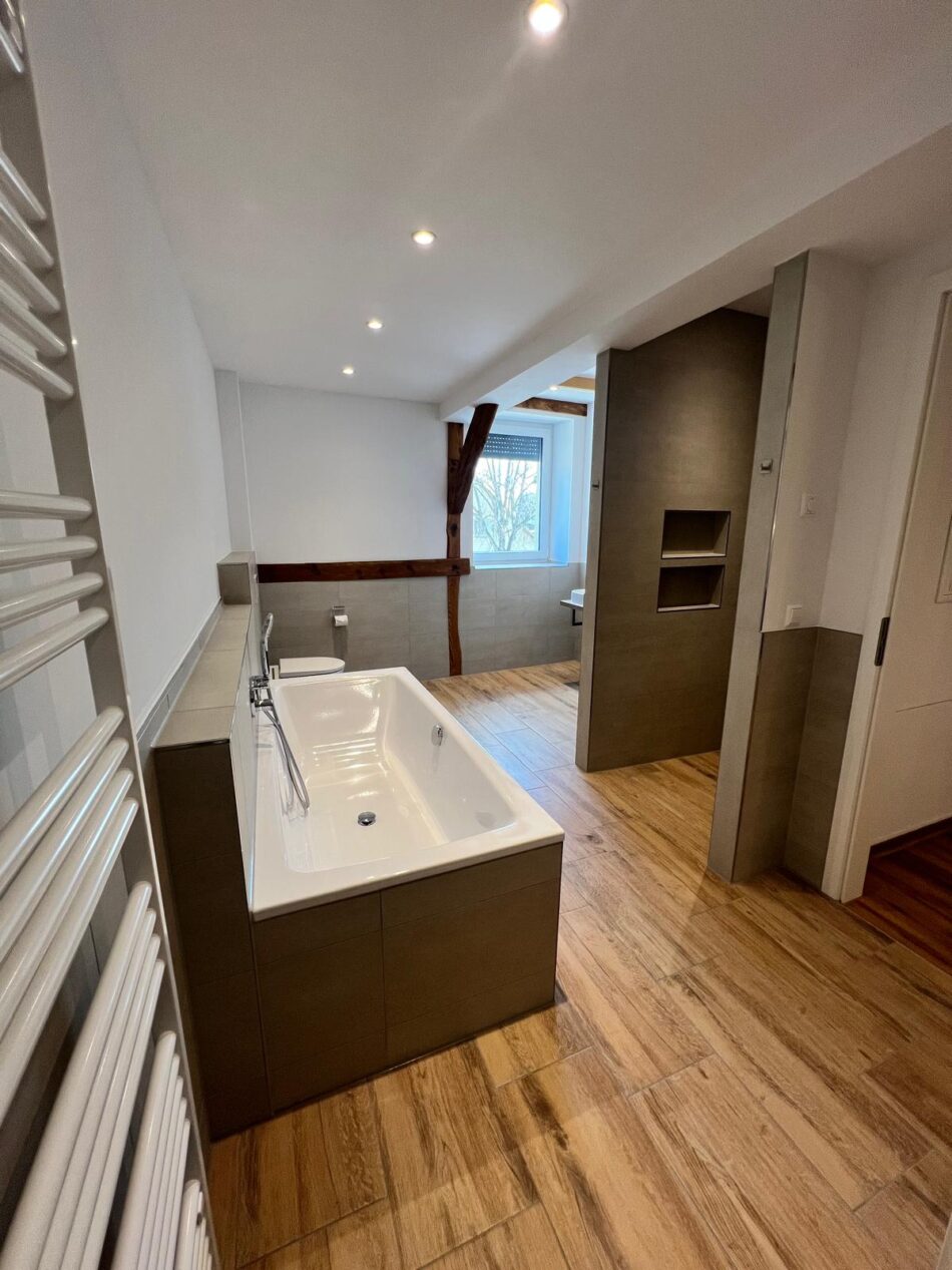 Badezimmer mit Badewanne und WC
