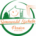 Logo der Pension Spreewald Lächeln. Es zeigt eine stilisierte grüne Hütte mit einem orangenen lachenden Gesicht. Darüber drei geschwungene orangene Linien wie Schilf. Schriftzug: Spreewald Lächeln – Pension – gegründet 2014.