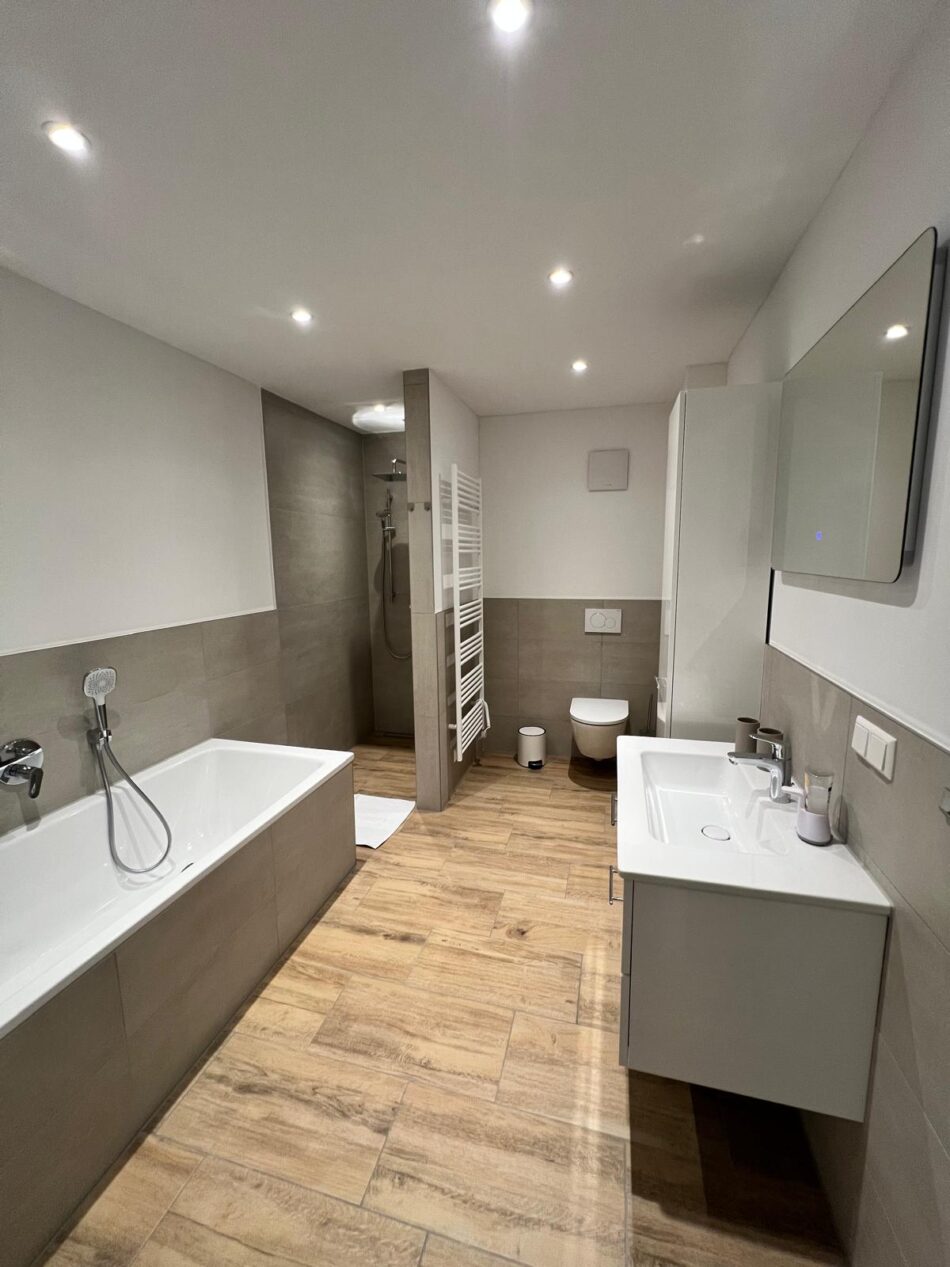 Badezimmer mit Dusche und Badewanne