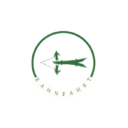 Logo der „Kahnfahrt durch den Spreewald“. Es zeigt eine stilisierte grüne Silhouette eines Kahns mit einem stehenden Fährmann, der den Kahn mit einer Stange bewegt. Die Szene und ihre Spiegelung sind in einem grünen Kreis dargestellt. Unterhalb des Kreises befindet sich ein geschwungenes weißes Band mit dem Schriftzug „KAHNFAHRT“ in grünen Großbuchstaben.