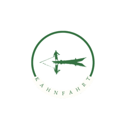 Logo der „Kahnfahrt durch den Spreewald“. Es zeigt eine stilisierte grüne Silhouette eines Kahns mit einem stehenden Fährmann, der den Kahn mit einer Stange bewegt. Die Szene und ihre Spiegelung sind in einem grünen Kreis dargestellt. Unterhalb des Kreises befindet sich ein geschwungenes weißes Band mit dem Schriftzug „KAHNFAHRT“ in grünen Großbuchstaben.