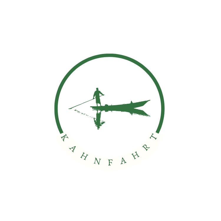 Logo der „Kahnfahrt durch den Spreewald“. Es zeigt eine stilisierte grüne Silhouette eines Kahns mit einem stehenden Fährmann, der den Kahn mit einer Stange bewegt. Die Szene und ihre Spiegelung sind in einem grünen Kreis dargestellt. Unterhalb des Kreises befindet sich ein geschwungenes weißes Band mit dem Schriftzug „KAHNFAHRT“ in grünen Großbuchstaben.