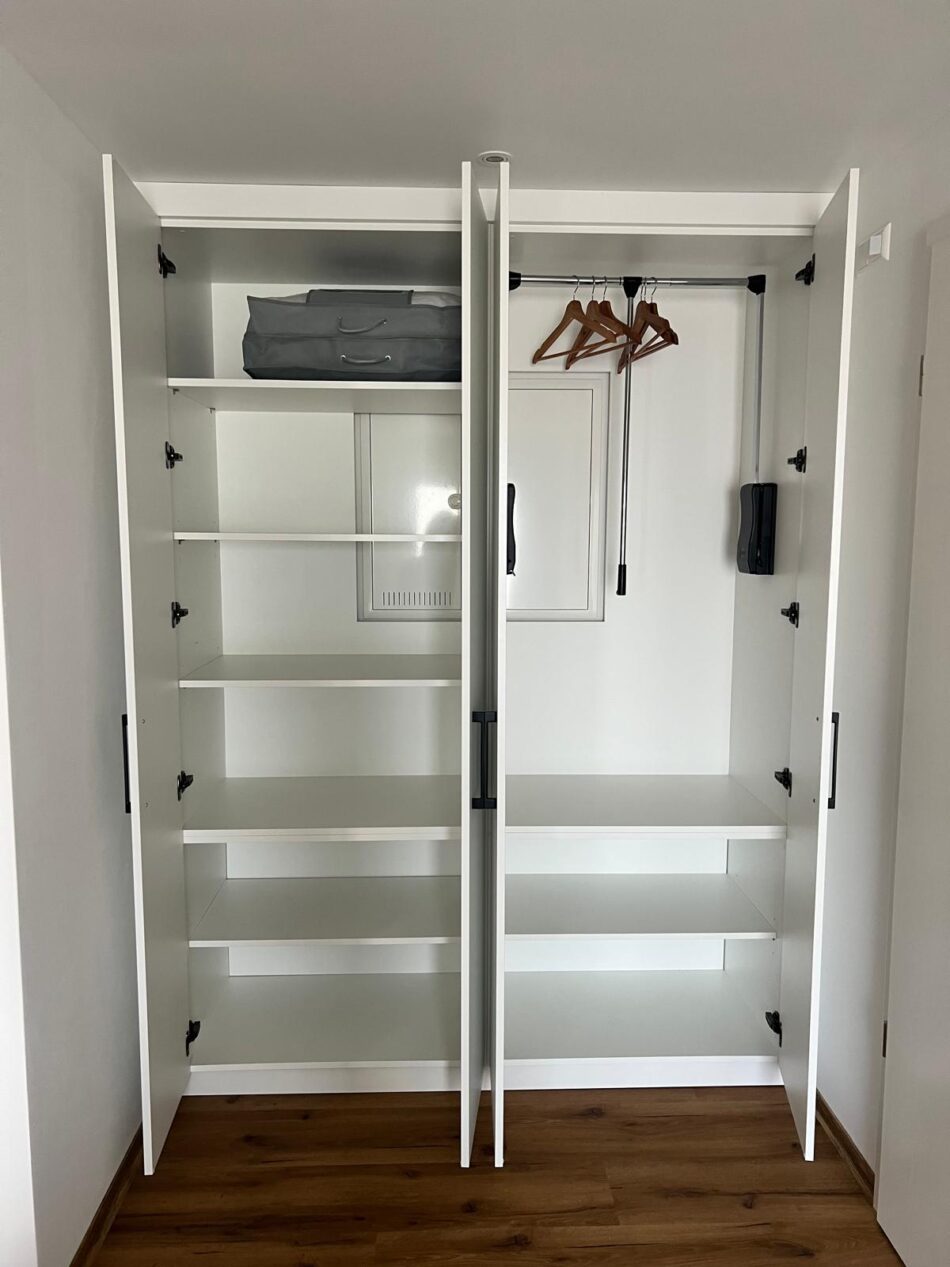 Kleiderschrank mit senkbarer Kleiderstange