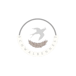 Logo mit der Aufschrift „SCHWALBENNEST“. In einem grauen Kreis fliegt eine stilisierte Schwalbe über einem Nest aus feinen Zweigen. Unterhalb des Kreises befindet sich ein geschwungenes weißes Band mit dem Schriftzug „SCHWALBENNEST“ in grauen Großbuchstaben. Das Design vermittelt Geborgenheit, Naturverbundenheit und Leichtigkeit.